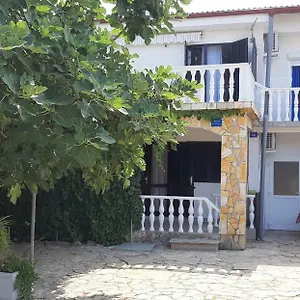 Apartmán Max, Vir